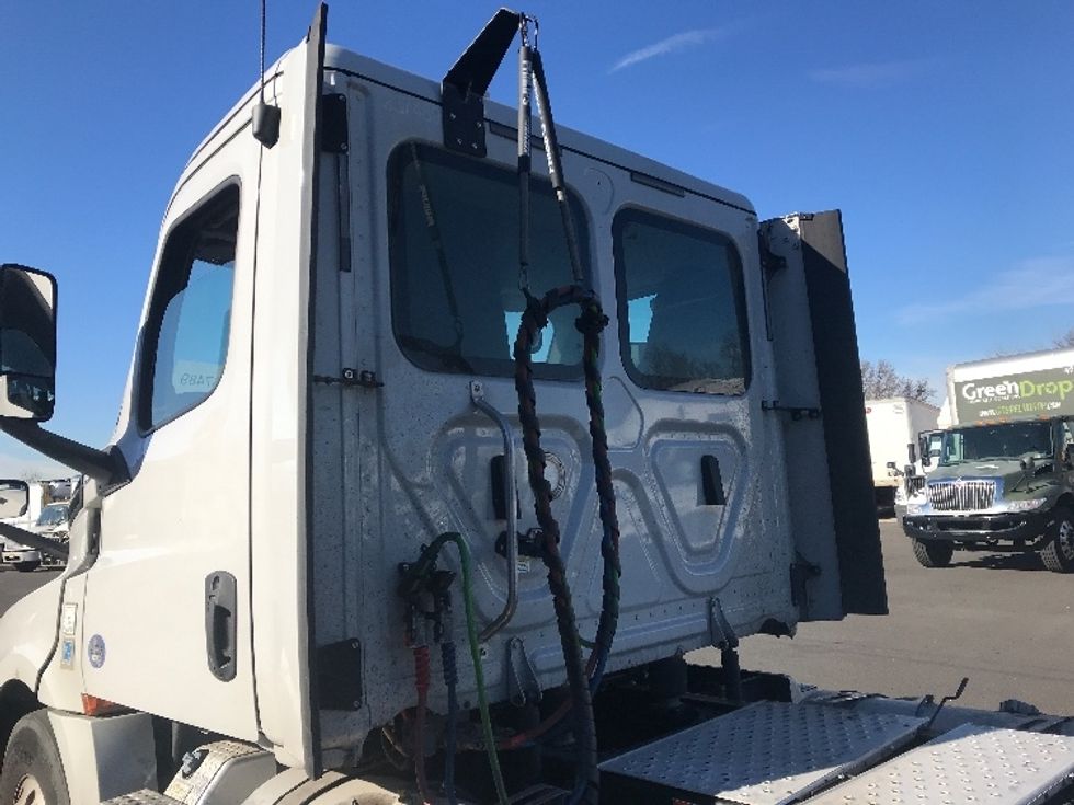 Day Cab Tractor-Heavy Duty Tractors-Freightliner-2019-T12664ST-Bensalem-PA-353,192\n\t\tmiles-$ 43,500 - Image 13