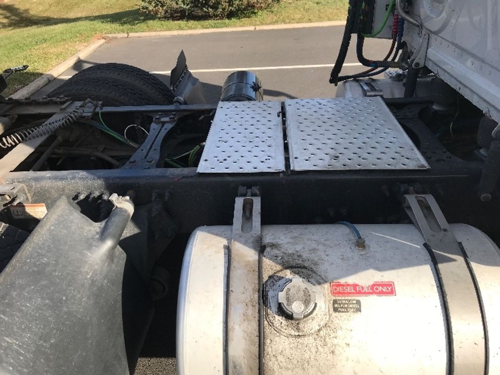 Day Cab Tractor-Heavy Duty Tractors-Freightliner-2019-T12664ST-Bensalem-PA-353,192\n\t\tmiles-$ 43,500 - Image 14