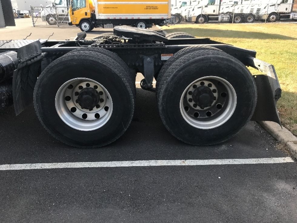 Day Cab Tractor-Heavy Duty Tractors-Freightliner-2019-T12664ST-Bensalem-PA-353,192\n\t\tmiles-$ 43,500 - Image 17