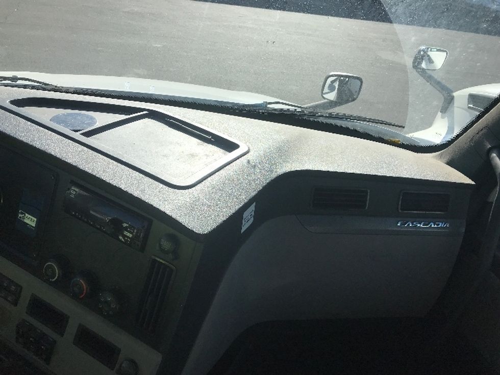 Day Cab Tractor-Heavy Duty Tractors-Freightliner-2019-T12664ST-Bensalem-PA-353,192\n\t\tmiles-$ 43,500 - Image 19