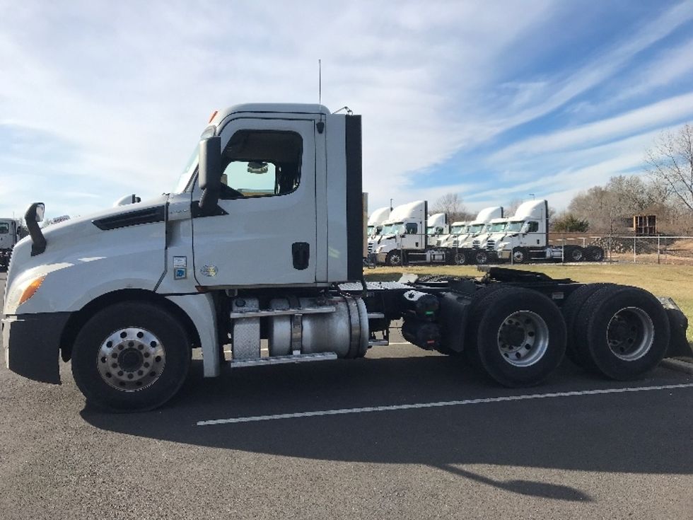 Day Cab Tractor-Heavy Duty Tractors-Freightliner-2019-T12664ST-Bensalem-PA-353,192\n\t\tmiles-$ 43,500 - Image 4
