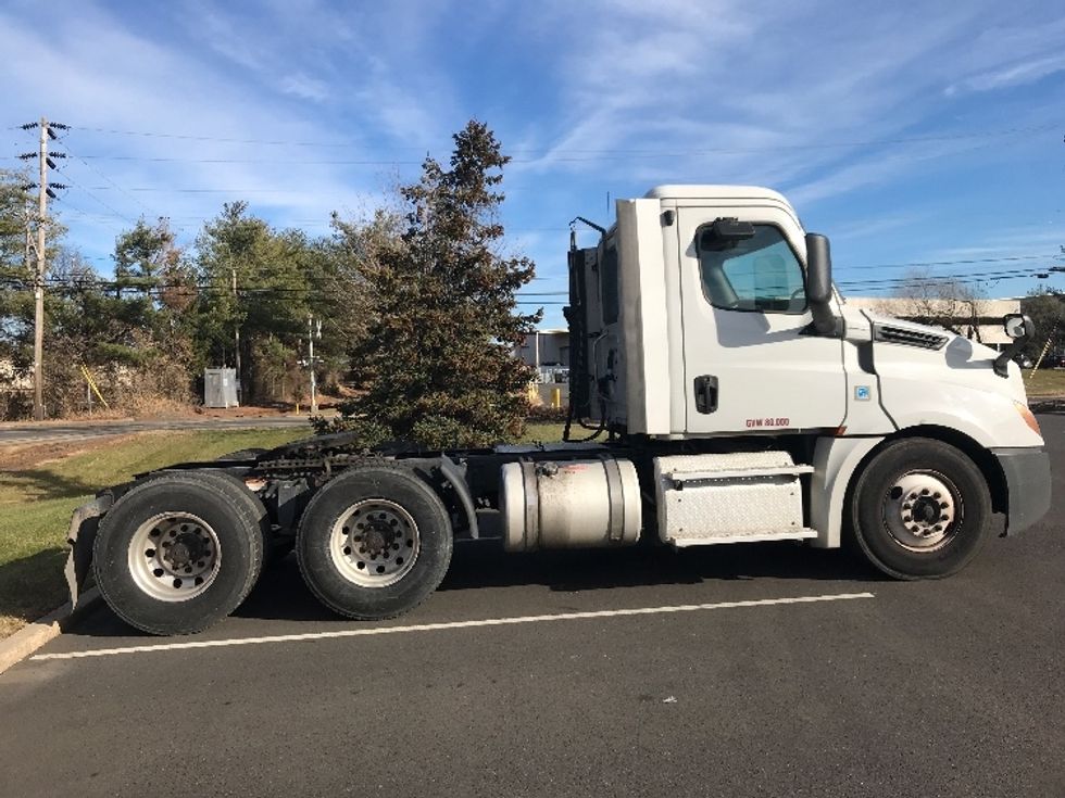 Day Cab Tractor-Heavy Duty Tractors-Freightliner-2019-T12664ST-Bensalem-PA-353,192\n\t\tmiles-$ 43,500 - Image 8