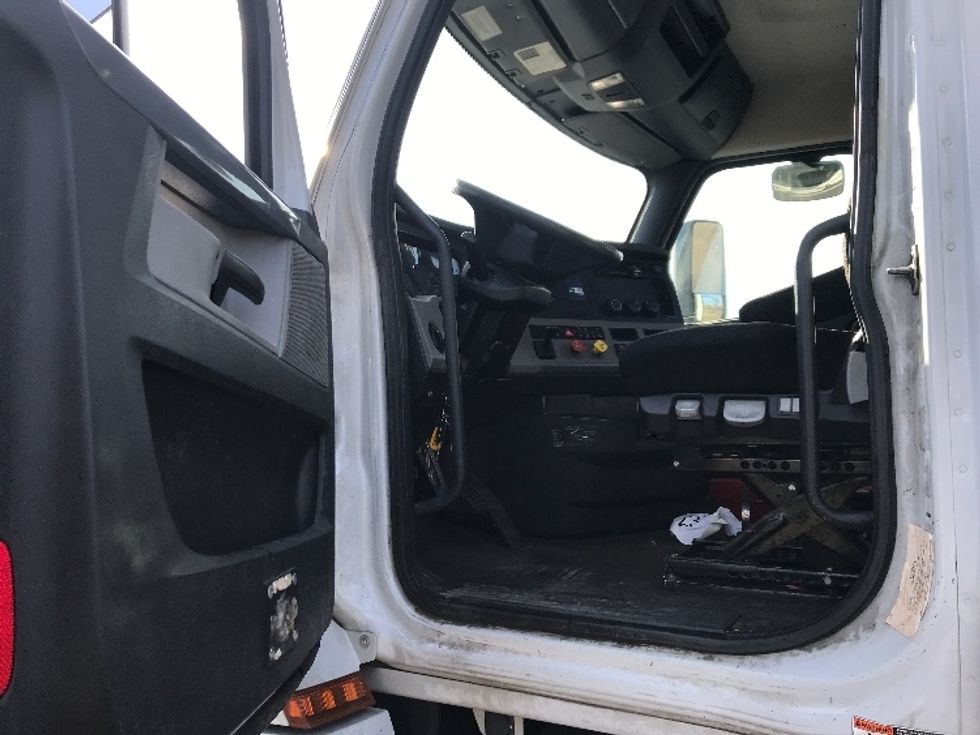 Day Cab Tractor-Heavy Duty Tractors-Freightliner-2019-T12664ST-Bensalem-PA-353,192\n\t\tmiles-$ 43,500 - Image 9