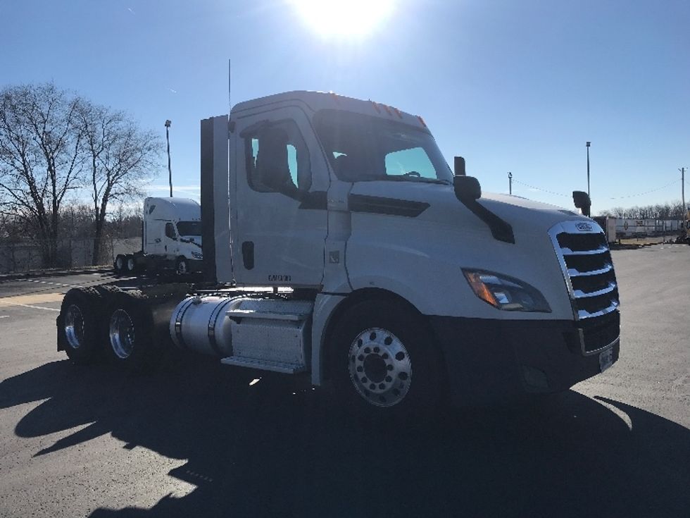 Day Cab Tractor-Heavy Duty Tractors-Freightliner-2019-T12664ST-Bensalem-PA-355,424\n\t\tmiles-$ 42,500 - Image 1