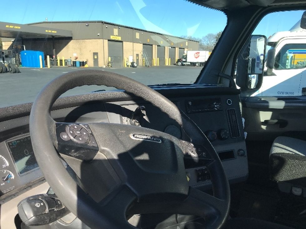 Day Cab Tractor-Heavy Duty Tractors-Freightliner-2019-T12664ST-Bensalem-PA-355,424\n\t\tmiles-$ 42,500 - Image 10