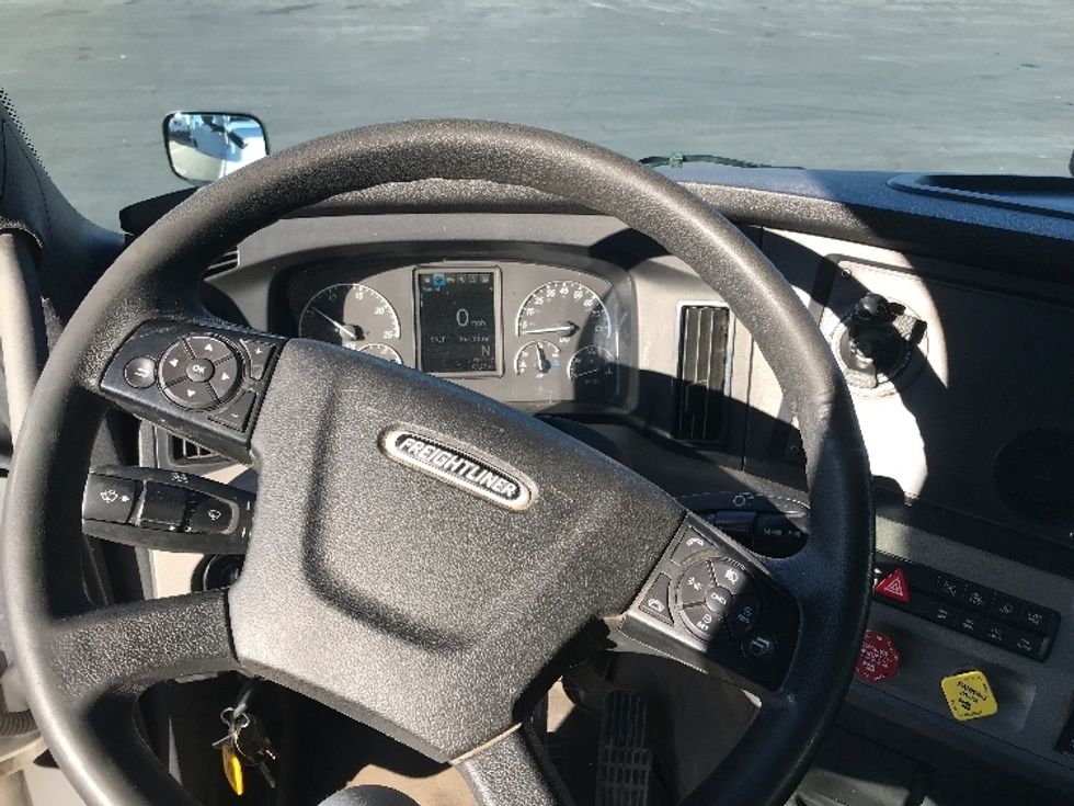 Day Cab Tractor-Heavy Duty Tractors-Freightliner-2019-T12664ST-Bensalem-PA-355,424\n\t\tmiles-$ 42,500 - Image 11
