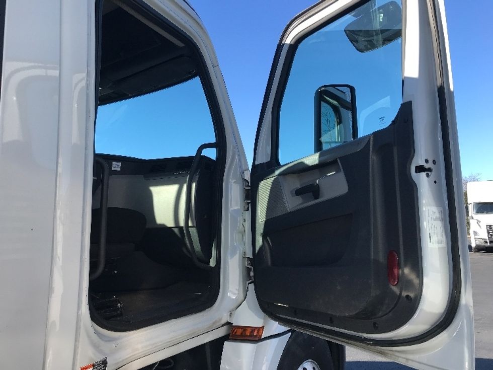 Day Cab Tractor-Heavy Duty Tractors-Freightliner-2019-T12664ST-Bensalem-PA-355,424\n\t\tmiles-$ 42,500 - Image 12