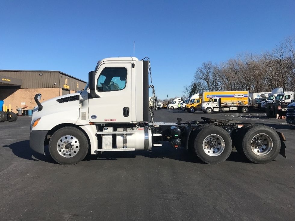 Day Cab Tractor-Heavy Duty Tractors-Freightliner-2019-T12664ST-Bensalem-PA-355,424\n\t\tmiles-$ 42,500 - Image 4