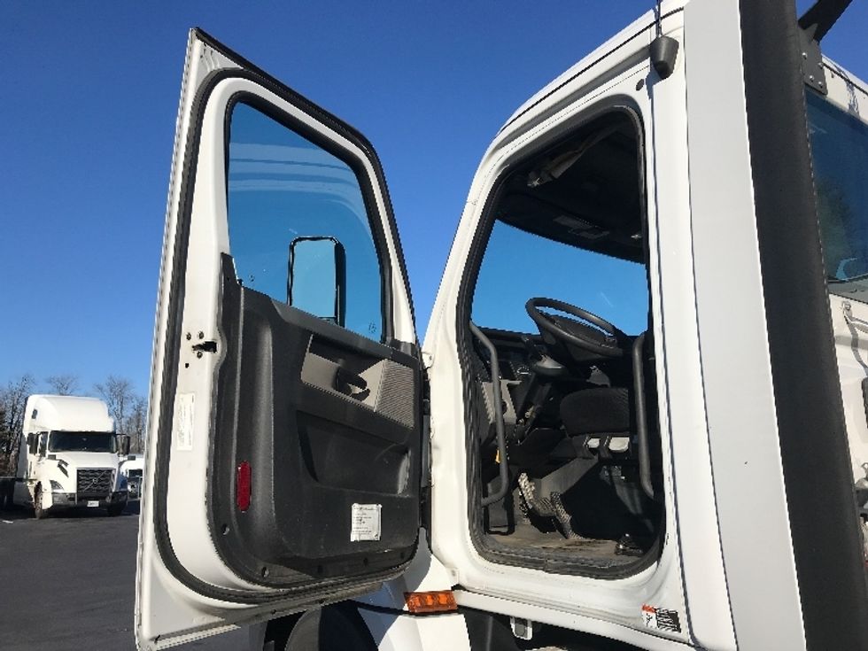 Day Cab Tractor-Heavy Duty Tractors-Freightliner-2019-T12664ST-Bensalem-PA-355,424\n\t\tmiles-$ 42,500 - Image 9