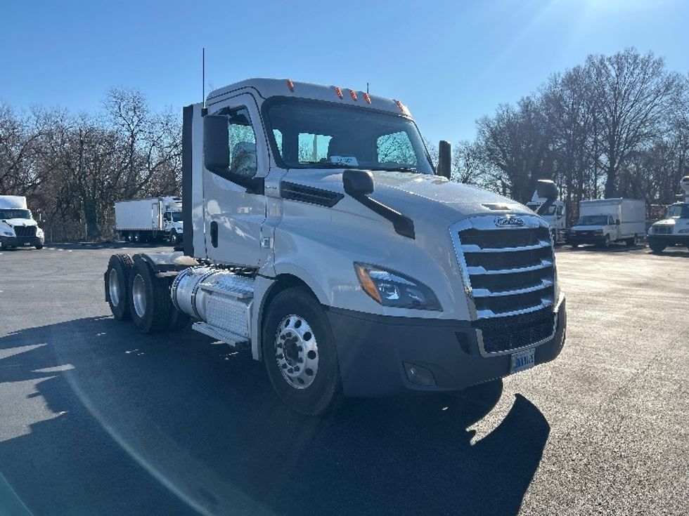 Day Cab Tractor-Heavy Duty Tractors-Freightliner-2019-T12664ST-Bensalem-PA-365,692\n\t\tmiles-$ 43,000 - Image 1