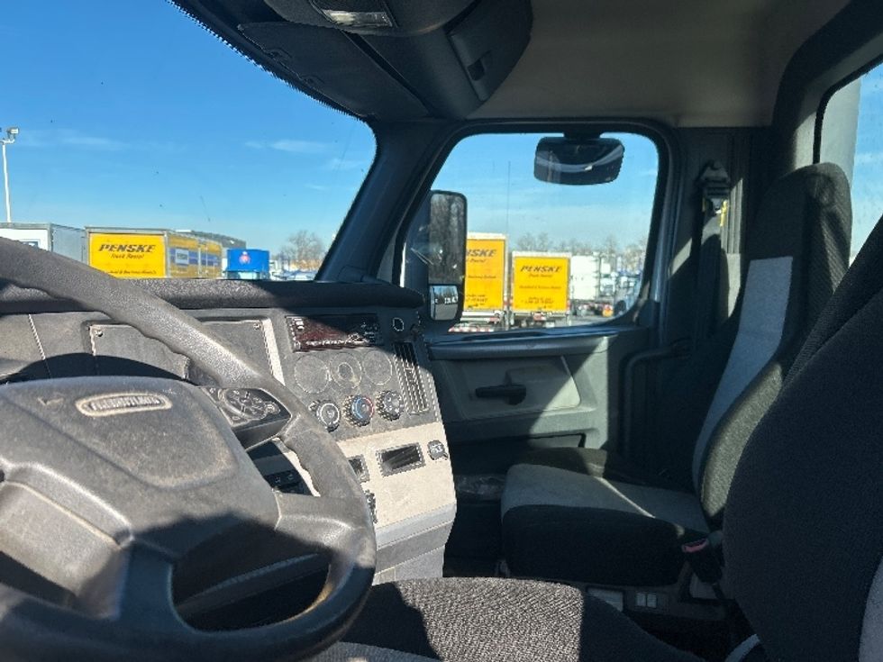 Day Cab Tractor-Heavy Duty Tractors-Freightliner-2019-T12664ST-Bensalem-PA-365,692\n\t\tmiles-$ 43,000 - Image 10