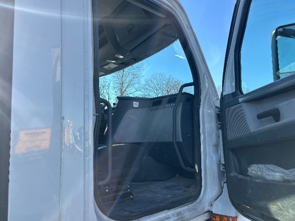 Day Cab Tractor-Heavy Duty Tractors-Freightliner-2019-T12664ST-Bensalem-PA-365,692\n\t\tmiles-$ 43,000 - Image 12