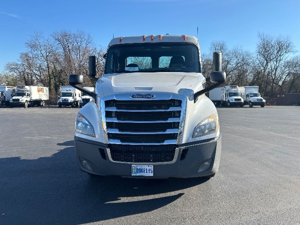 Day Cab Tractor-Heavy Duty Tractors-Freightliner-2019-T12664ST-Bensalem-PA-365,692\n\t\tmiles-$ 43,000 - Image 2