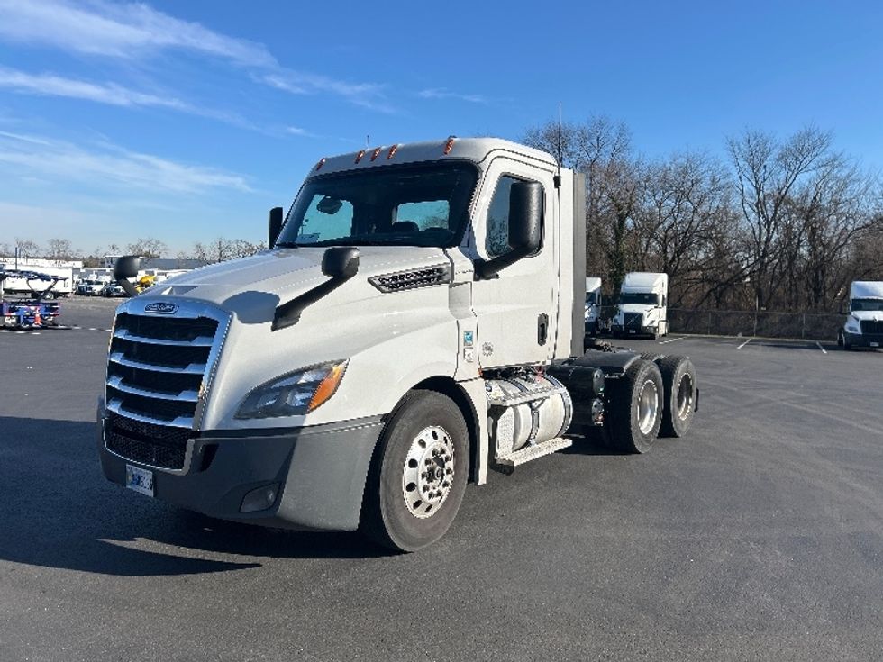 Day Cab Tractor-Heavy Duty Tractors-Freightliner-2019-T12664ST-Bensalem-PA-365,692\n\t\tmiles-$ 43,000 - Image 3