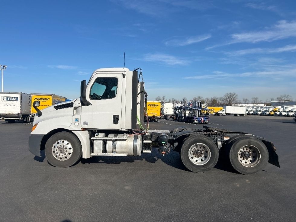 Day Cab Tractor-Heavy Duty Tractors-Freightliner-2019-T12664ST-Bensalem-PA-365,692\n\t\tmiles-$ 43,000 - Image 4