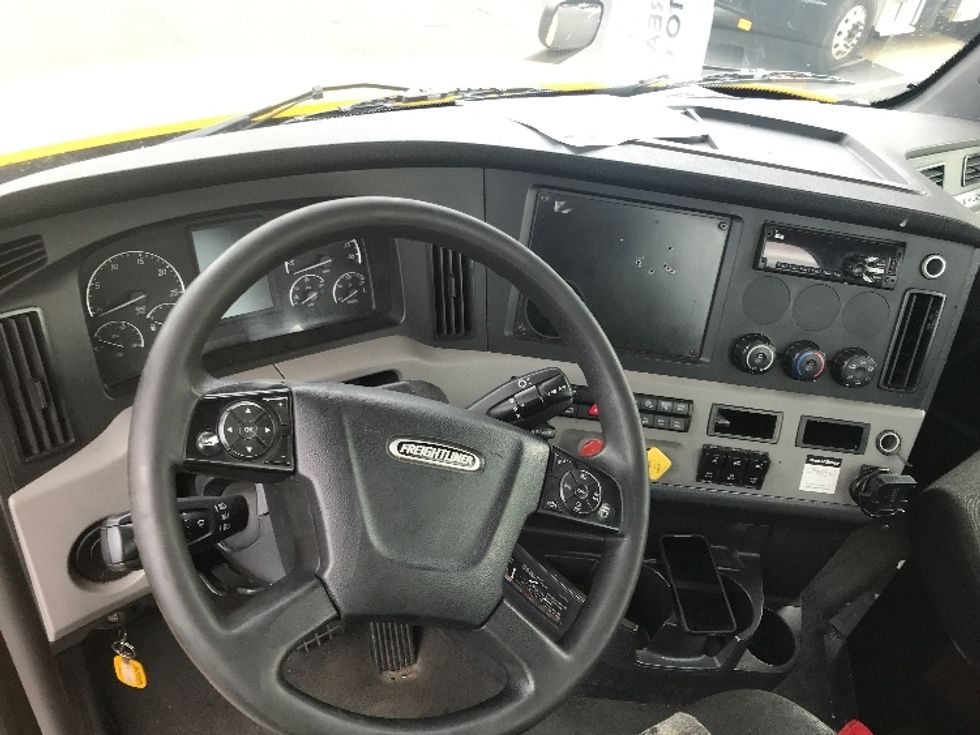 Day Cab Tractor-Heavy Duty Tractors-Freightliner-2019-T12664ST-Bensalem-PA-534,856\n\t\tmiles-$ 30,750 - Image 11