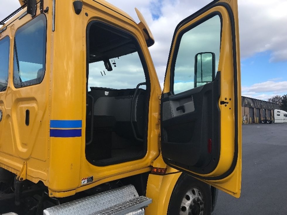 Day Cab Tractor-Heavy Duty Tractors-Freightliner-2019-T12664ST-Bensalem-PA-534,856\n\t\tmiles-$ 30,750 - Image 12