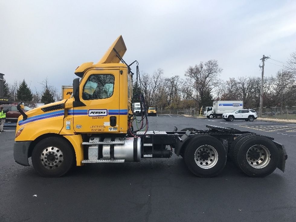 Day Cab Tractor-Heavy Duty Tractors-Freightliner-2019-T12664ST-Bensalem-PA-534,856\n\t\tmiles-$ 30,750 - Image 4