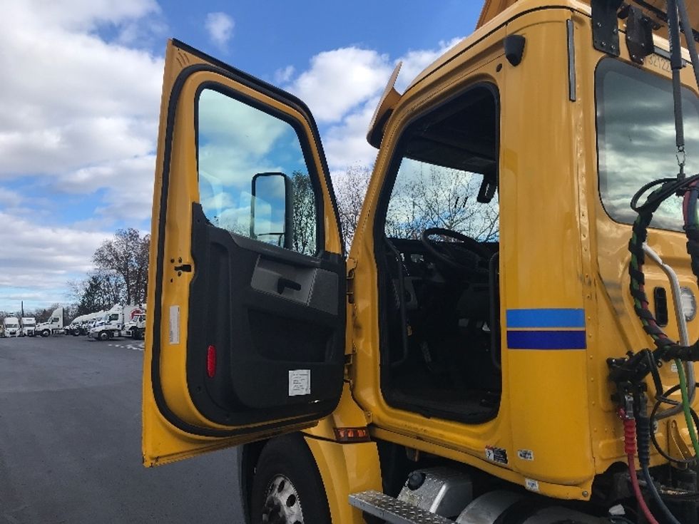 Day Cab Tractor-Heavy Duty Tractors-Freightliner-2019-T12664ST-Bensalem-PA-534,856\n\t\tmiles-$ 30,750 - Image 9