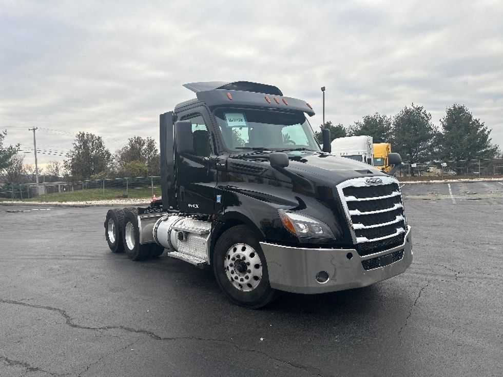 Day Cab Tractor-Heavy Duty Tractors-Freightliner-2019-T12664ST-Bethlehem-PA-392,192\n\t\tmiles-$ 37,250 - Image 1