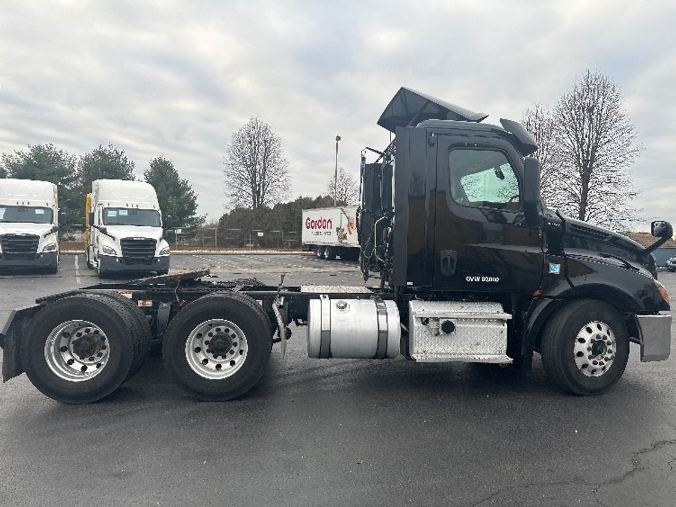 Day Cab Tractor-Heavy Duty Tractors-Freightliner-2019-T12664ST-Bethlehem-PA-392,192\n\t\tmiles-$ 37,250 - Image 8