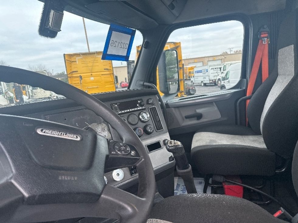 Day Cab Tractor-Heavy Duty Tractors-Freightliner-2019-T12664ST-Bethlehem-PA-395,122\n\t\tmiles-$ 35,500 - Image 10