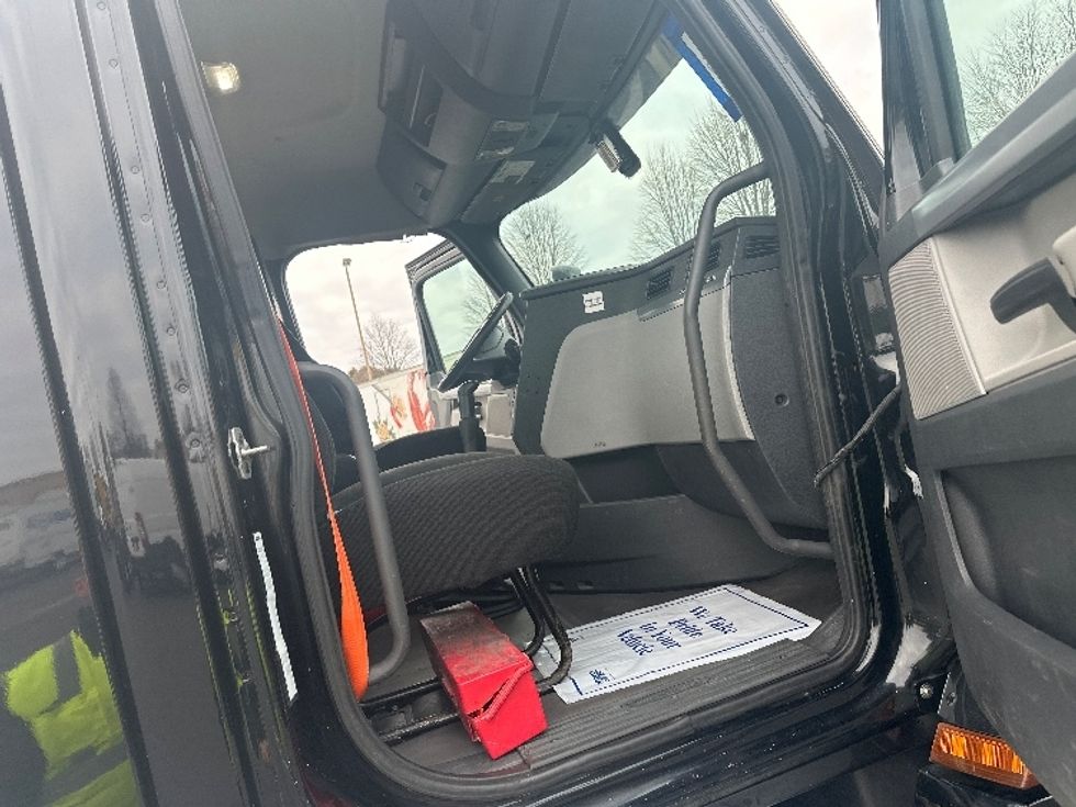 Day Cab Tractor-Heavy Duty Tractors-Freightliner-2019-T12664ST-Bethlehem-PA-395,122\n\t\tmiles-$ 35,500 - Image 12