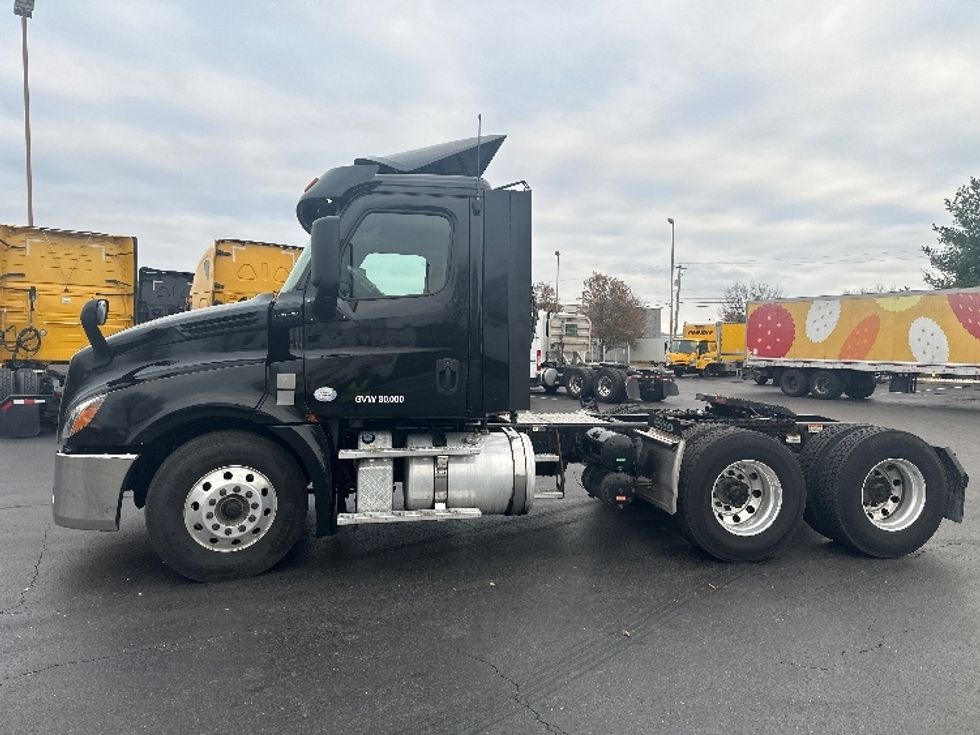 Day Cab Tractor-Heavy Duty Tractors-Freightliner-2019-T12664ST-Bethlehem-PA-395,122\n\t\tmiles-$ 35,500 - Image 4