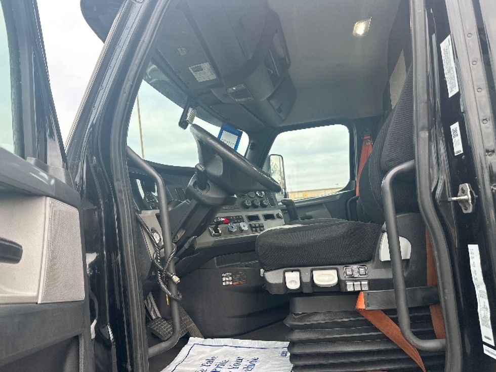 Day Cab Tractor-Heavy Duty Tractors-Freightliner-2019-T12664ST-Bethlehem-PA-395,122\n\t\tmiles-$ 35,500 - Image 9