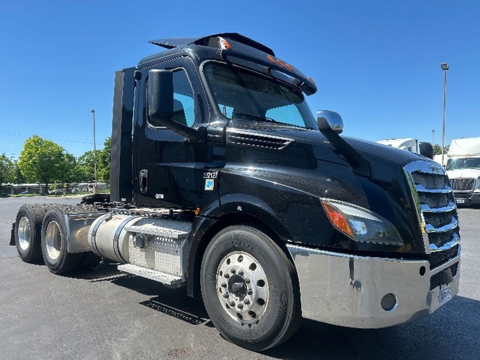 Day Cab Tractor-Heavy Duty Tractors-Freightliner-2019-T12664ST-Bethlehem-PA-452,307\n\t\tmiles-$ 37,000 - Image 1