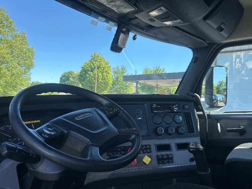 Day Cab Tractor-Heavy Duty Tractors-Freightliner-2019-T12664ST-Bethlehem-PA-452,307\n\t\tmiles-$ 37,000 - Image 10