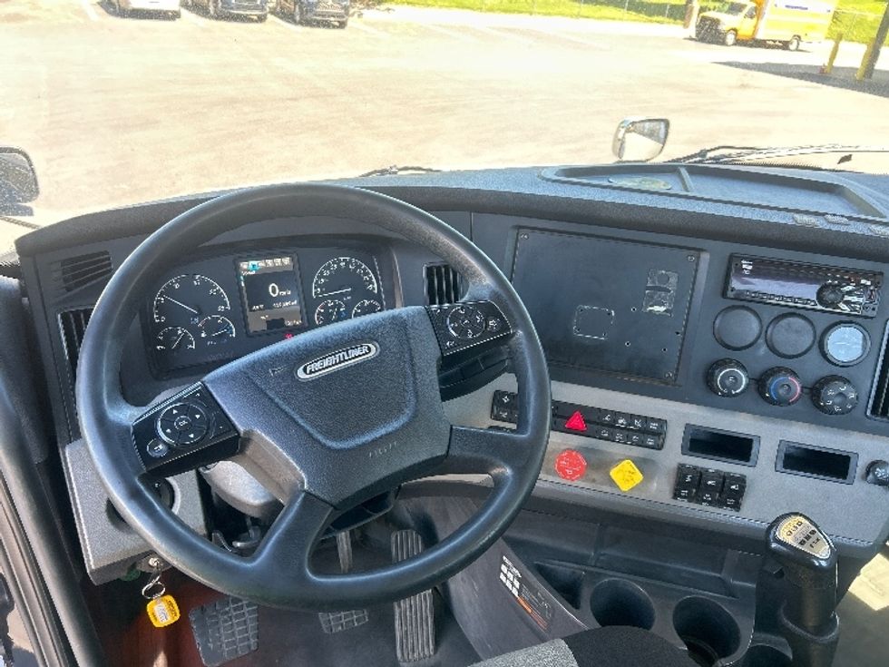 Day Cab Tractor-Heavy Duty Tractors-Freightliner-2019-T12664ST-Bethlehem-PA-452,307\n\t\tmiles-$ 37,000 - Image 11