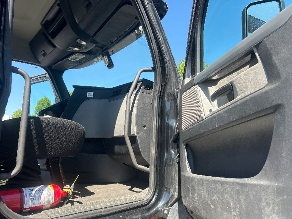 Day Cab Tractor-Heavy Duty Tractors-Freightliner-2019-T12664ST-Bethlehem-PA-452,307\n\t\tmiles-$ 37,000 - Image 12