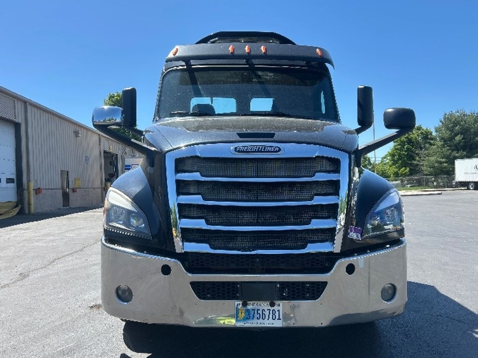 Day Cab Tractor-Heavy Duty Tractors-Freightliner-2019-T12664ST-Bethlehem-PA-452,307\n\t\tmiles-$ 37,000 - Image 2