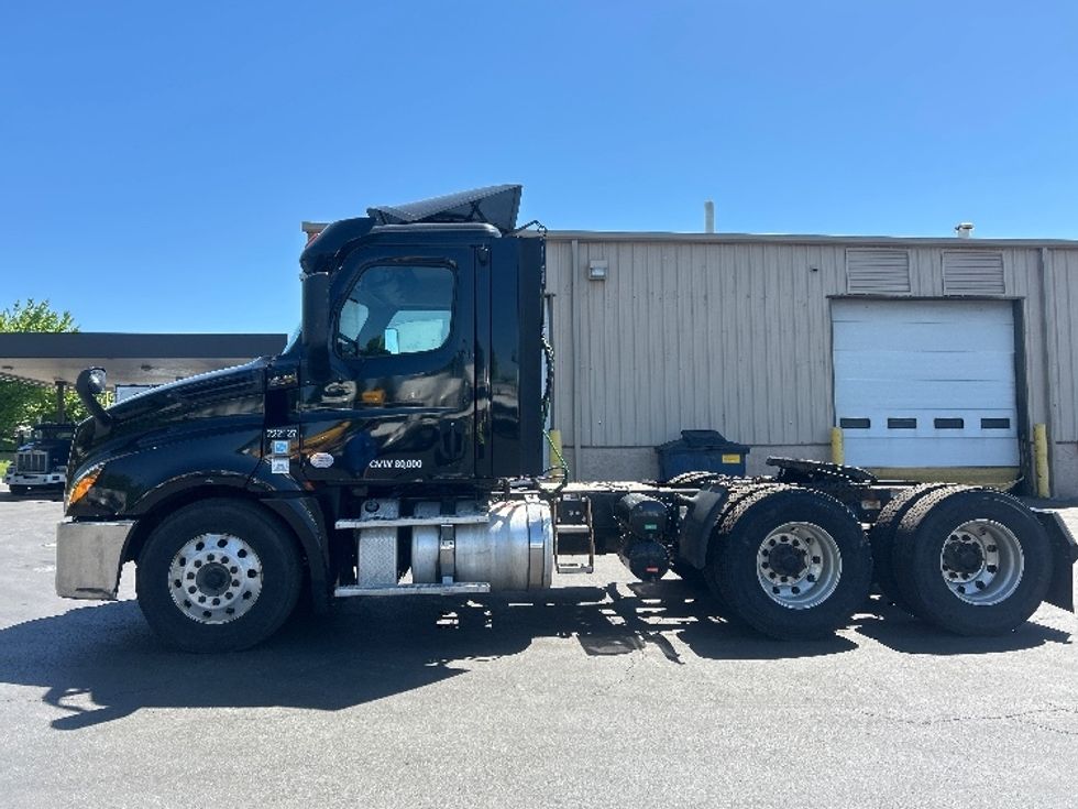 Day Cab Tractor-Heavy Duty Tractors-Freightliner-2019-T12664ST-Bethlehem-PA-452,307\n\t\tmiles-$ 37,000 - Image 4