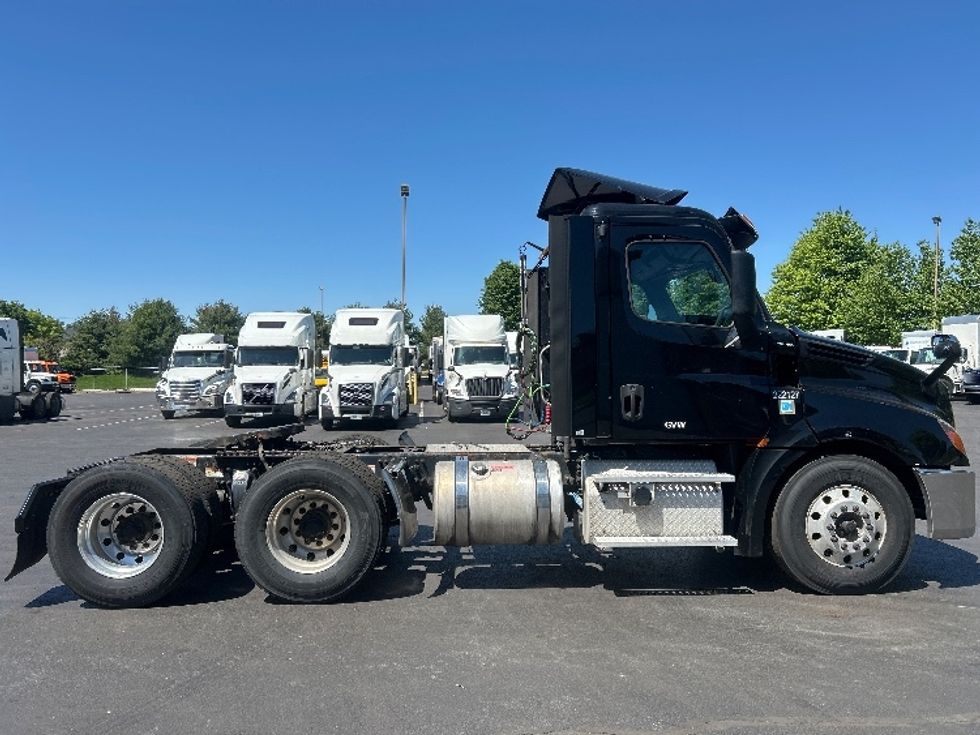 Day Cab Tractor-Heavy Duty Tractors-Freightliner-2019-T12664ST-Bethlehem-PA-452,307\n\t\tmiles-$ 37,000 - Image 8