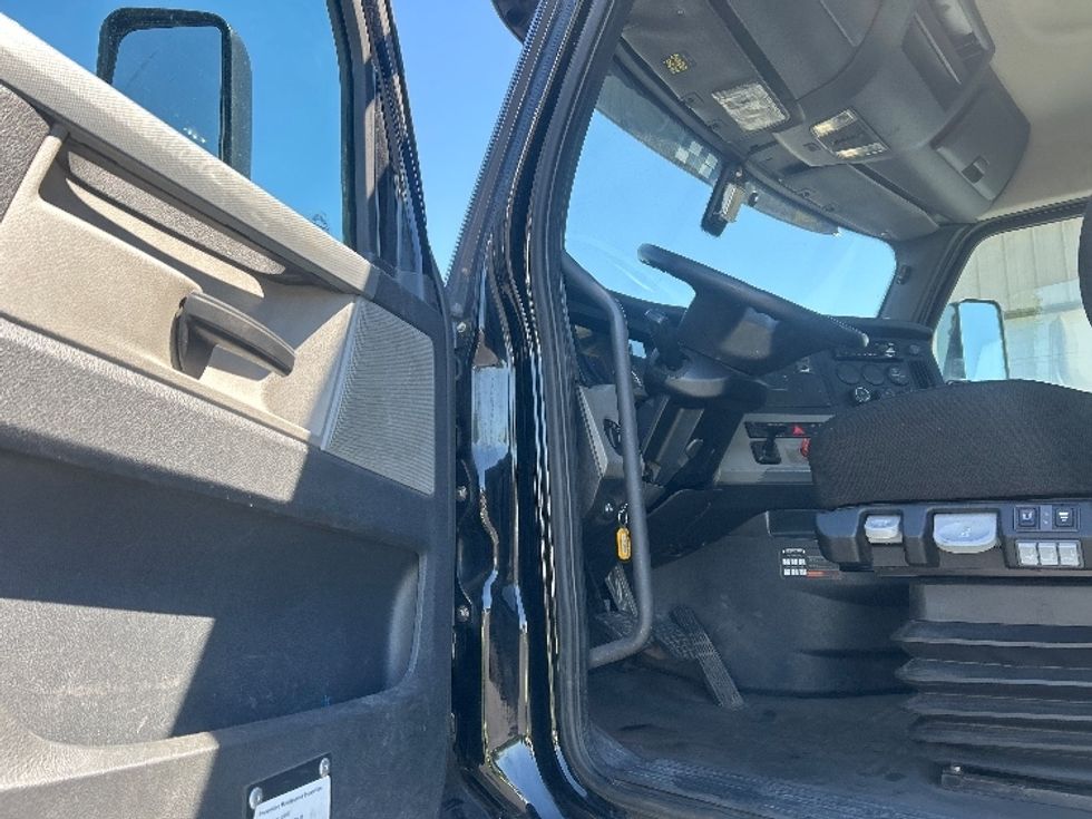 Day Cab Tractor-Heavy Duty Tractors-Freightliner-2019-T12664ST-Bethlehem-PA-452,307\n\t\tmiles-$ 37,000 - Image 9