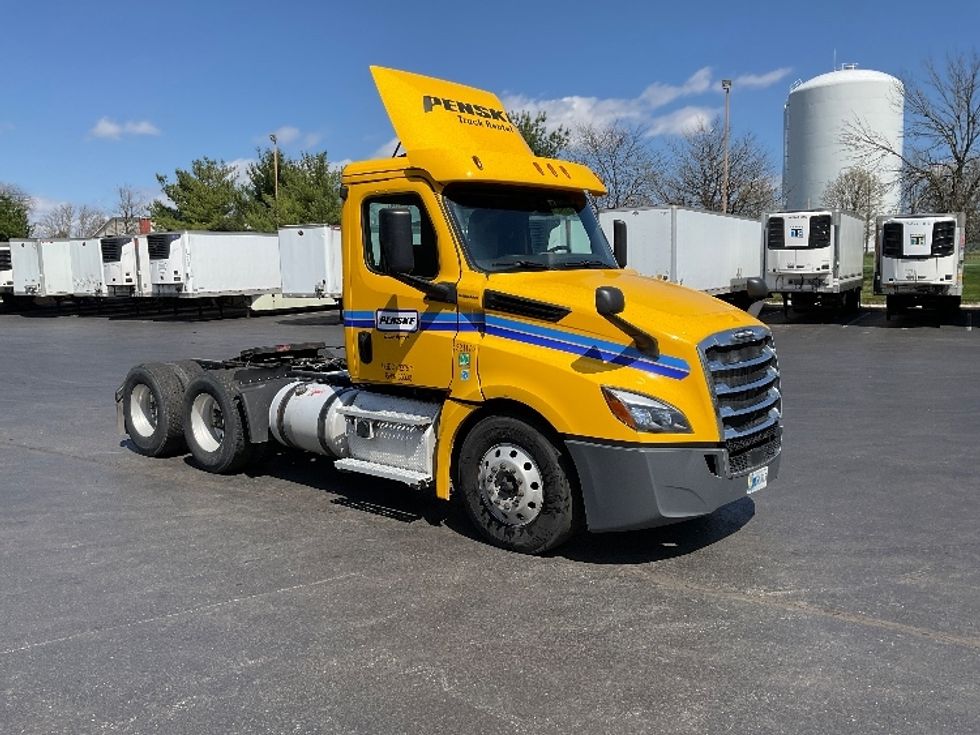 Day Cab Tractor-Heavy Duty Tractors-Freightliner-2019-T12664ST-Bethlehem-PA-535,849\n\t\tmiles-$ 33,000 - Image 1