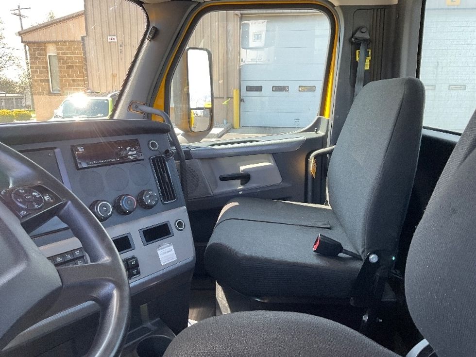 Day Cab Tractor-Heavy Duty Tractors-Freightliner-2019-T12664ST-Bethlehem-PA-535,849\n\t\tmiles-$ 33,000 - Image 10