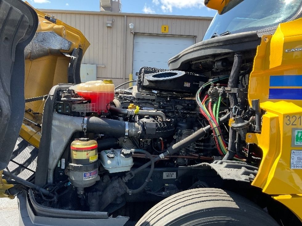 Day Cab Tractor-Heavy Duty Tractors-Freightliner-2019-T12664ST-Bethlehem-PA-535,849\n\t\tmiles-$ 33,000 - Image 16