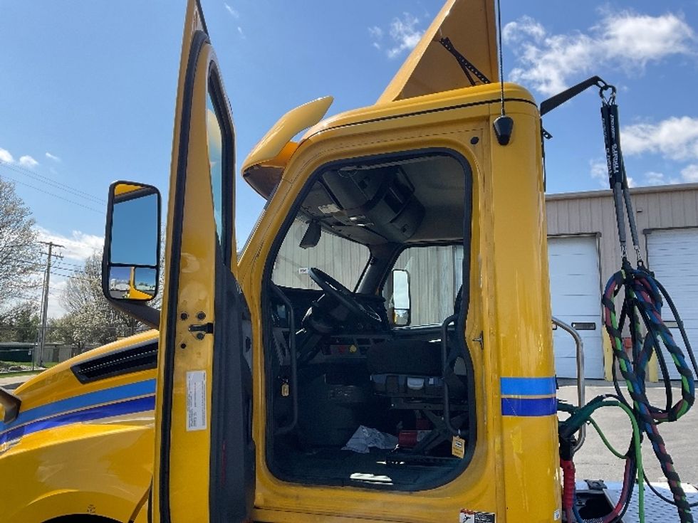 Day Cab Tractor-Heavy Duty Tractors-Freightliner-2019-T12664ST-Bethlehem-PA-535,849\n\t\tmiles-$ 33,000 - Image 9