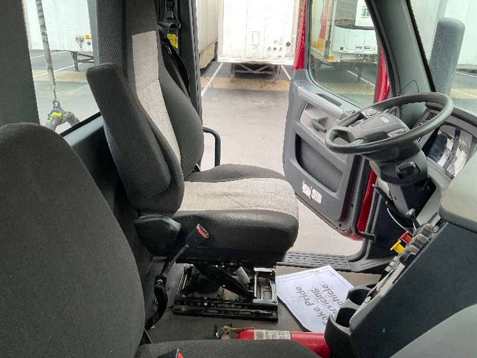 Day Cab Tractor-Heavy Duty Tractors-Freightliner-2019-T12664ST-Binghamton-NY-206,624\n\t\tmiles-$ 60,750 - Image 14