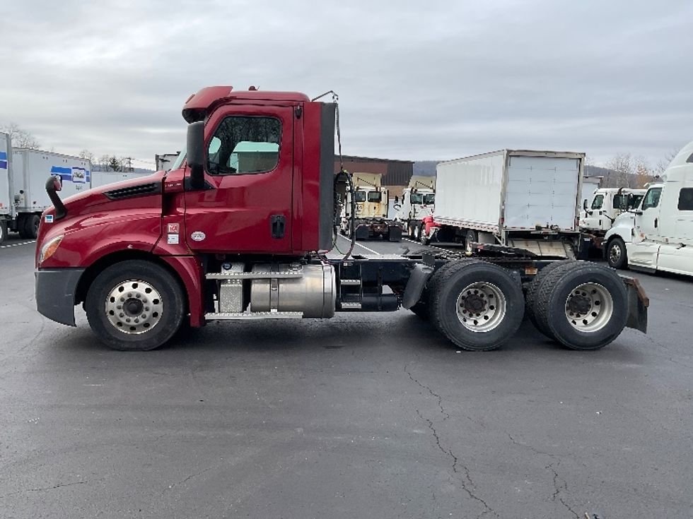 Day Cab Tractor-Heavy Duty Tractors-Freightliner-2019-T12664ST-Binghamton-NY-206,624\n\t\tmiles-$ 60,750 - Image 4