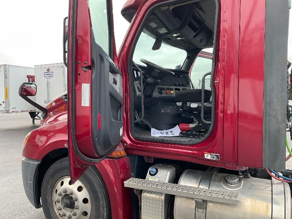 Day Cab Tractor-Heavy Duty Tractors-Freightliner-2019-T12664ST-Binghamton-NY-206,624\n\t\tmiles-$ 60,750 - Image 9