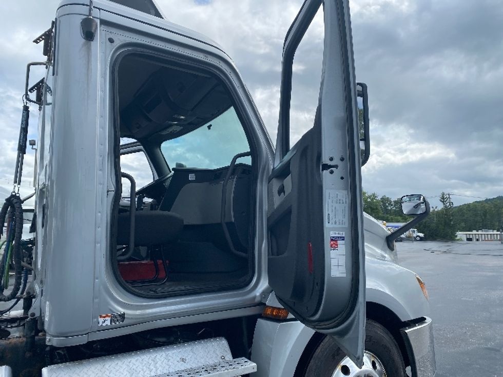 Day Cab Tractor-Heavy Duty Tractors-Freightliner-2019-T12664ST-Binghamton-NY-421,496\n\t\tmiles-$ 44,500 - Image 12