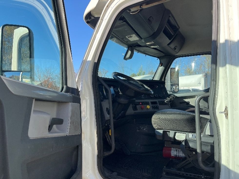 Day Cab Tractor-Heavy Duty Tractors-Freightliner-2019-T12664ST-Binghamton-NY-458,147\n\t\tmiles-$ 46,000 - Image 9
