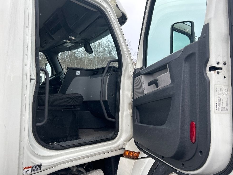 Day Cab Tractor-Heavy Duty Tractors-Freightliner-2019-T12664ST-Binghamton-NY-500,546\n\t\tmiles-$ 43,750 - Image 12