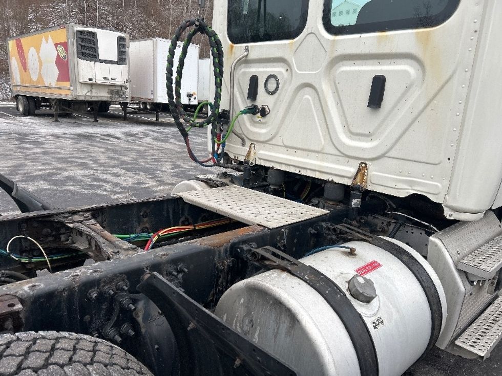 Day Cab Tractor-Heavy Duty Tractors-Freightliner-2019-T12664ST-Binghamton-NY-500,546\n\t\tmiles-$ 43,750 - Image 17