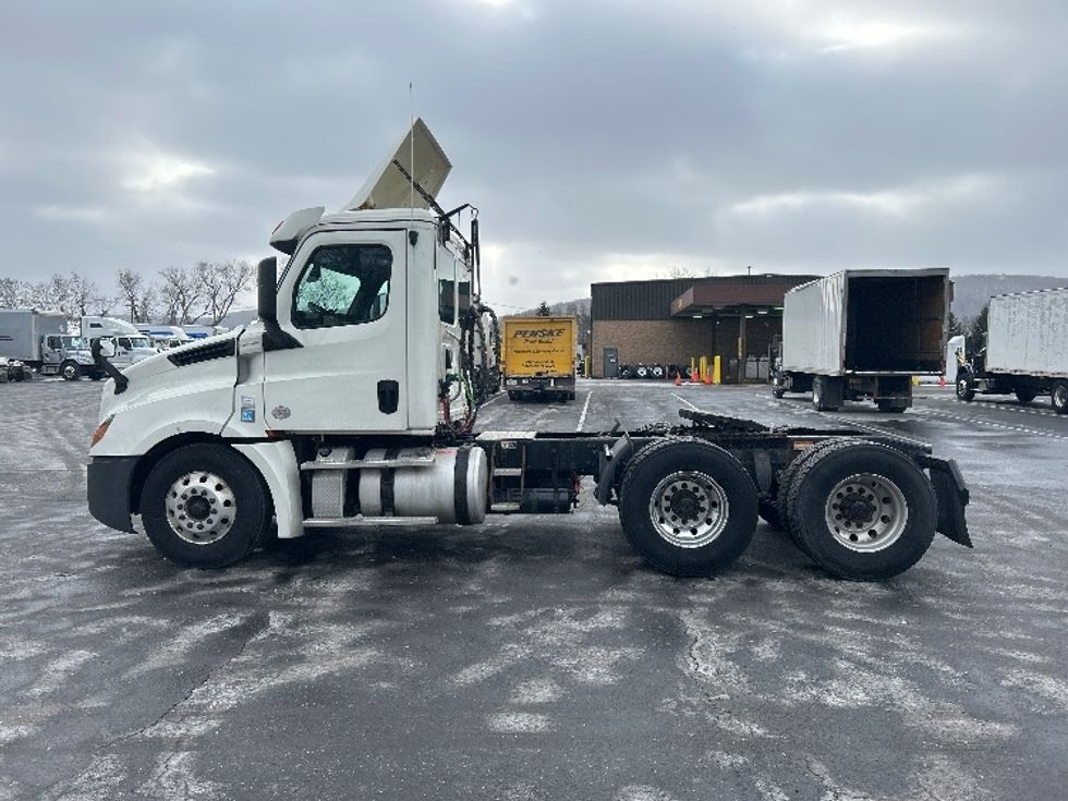 Day Cab Tractor-Heavy Duty Tractors-Freightliner-2019-T12664ST-Binghamton-NY-500,546\n\t\tmiles-$ 43,750 - Image 4