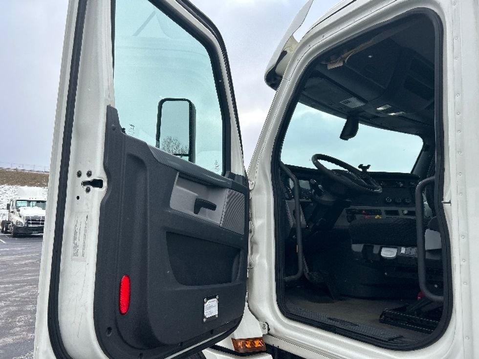 Day Cab Tractor-Heavy Duty Tractors-Freightliner-2019-T12664ST-Binghamton-NY-500,546\n\t\tmiles-$ 43,750 - Image 9